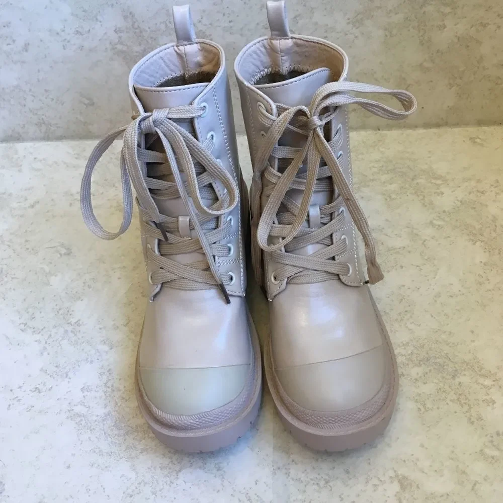 NEW WITHOUT TAGS CAPE ROBBIN UNITE PLATFORM BOOTS‎